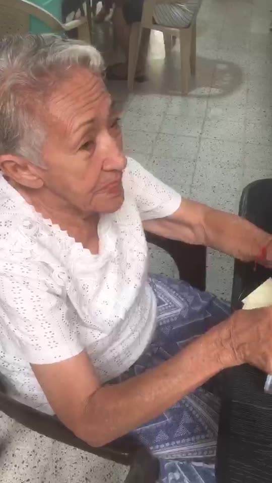 Una residente desayunando