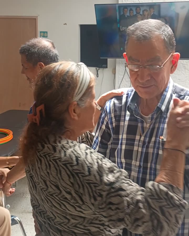 Una pareja de residentes bailando en la rumba terapia del hogar
