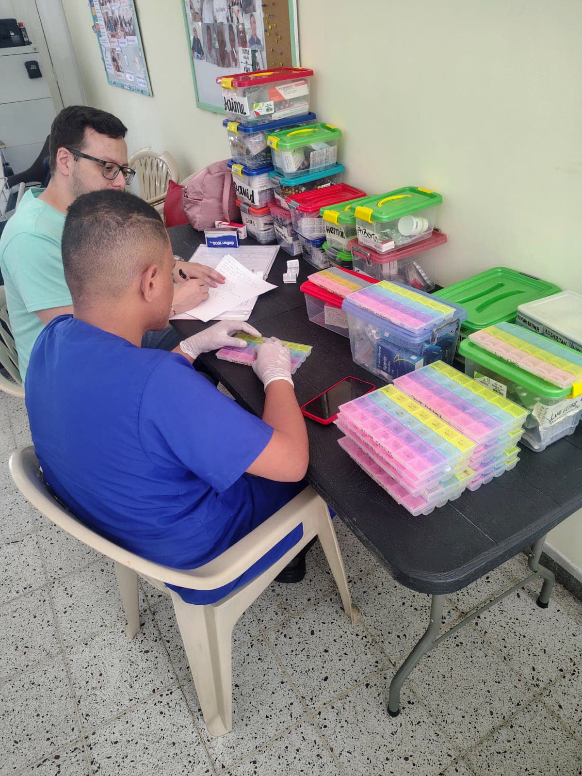 El equipo organizando los pastilleros