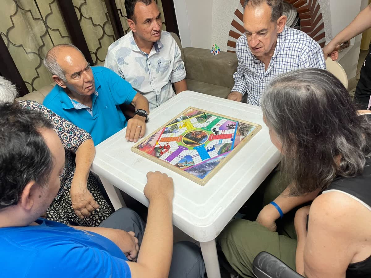Residentes jugando parqués